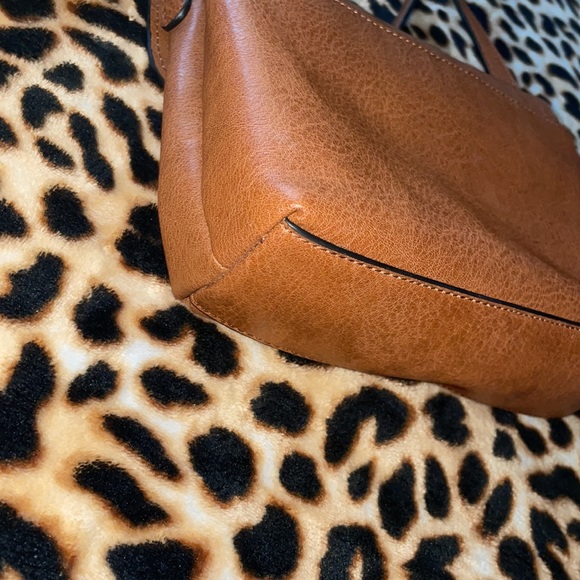 •LC LAUREN CONRAD•CAMEL WITH GOLD  TASSEL & TRIM CROSSBODY PURSE EUC - Picture 4 of 12